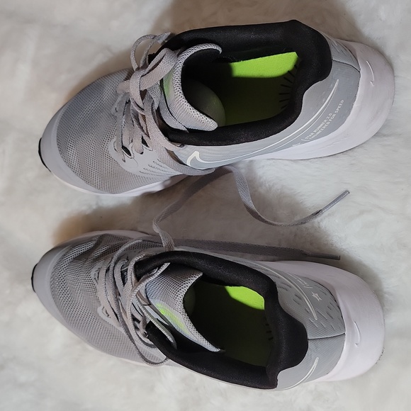 Nike Star Runner 2 Wolf Grey White Athletic Running Shoes Youth Size 3.5 - Picture 5 of 12